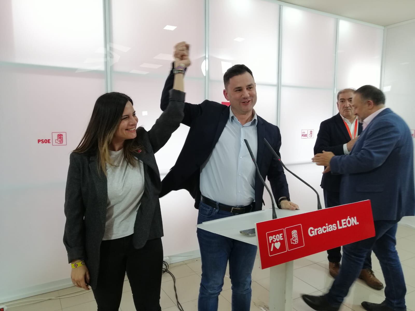 Cendón celebra la victoria con la que aún es su secretaria de organización en el PSOE leonés, Nuria Rubio