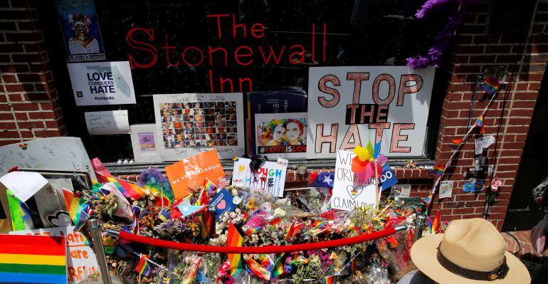 Memorial a las víctimas de Orlando en las puertas de The Stonewall Inn en Nueva York