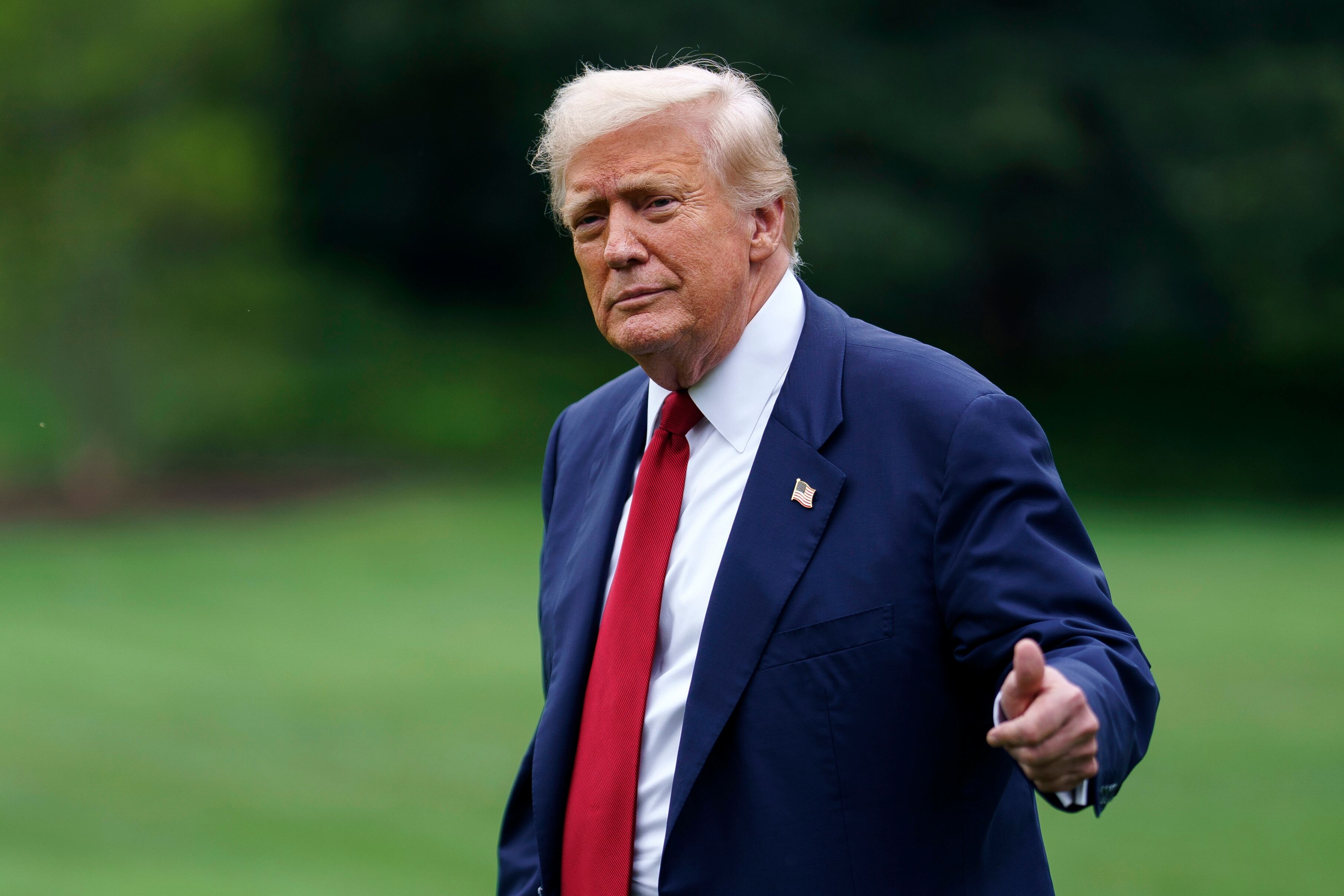 El presidente estadounidense Donald Trump saliendo de la Casa Blanca en Washington DC. 