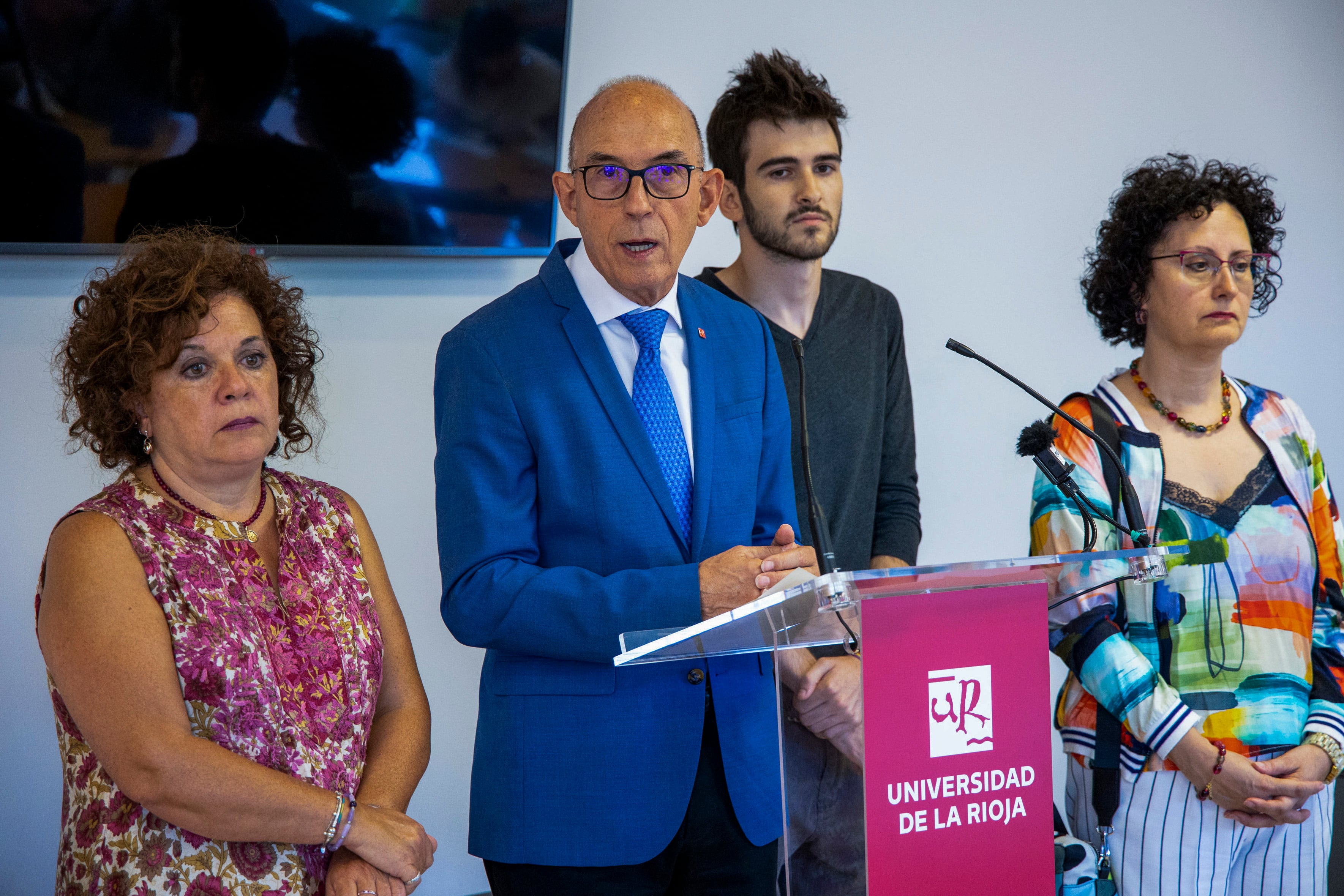 LOGROÑO (LA RIOJA), 08/09/2023.- El rector de la Universidad de La Rioja (UR), Juan Carlos Ayala (2i) y el presidente del Consejo de Estudiantes Ramón Sánchez, ha anunciado este viernes la apertura de un expediente informativo y la formación de una comisión para verificar si han cometido un delito los estudiantes que han vertido mensajes &quot;repugnantes&quot;, de carácter machista y homófobo, en un grupo de WhatsApp. Ayala ha comparecido en una rueda informativa, tras conocerse, a través de la Cadena SER, la existencia de un grupo de WhatsApp de alumnos de primer y segundo curso de Educación Primaria en el que hacían comentarios sobre sus nuevos compañeros. EFE/Raquel Manzanares
