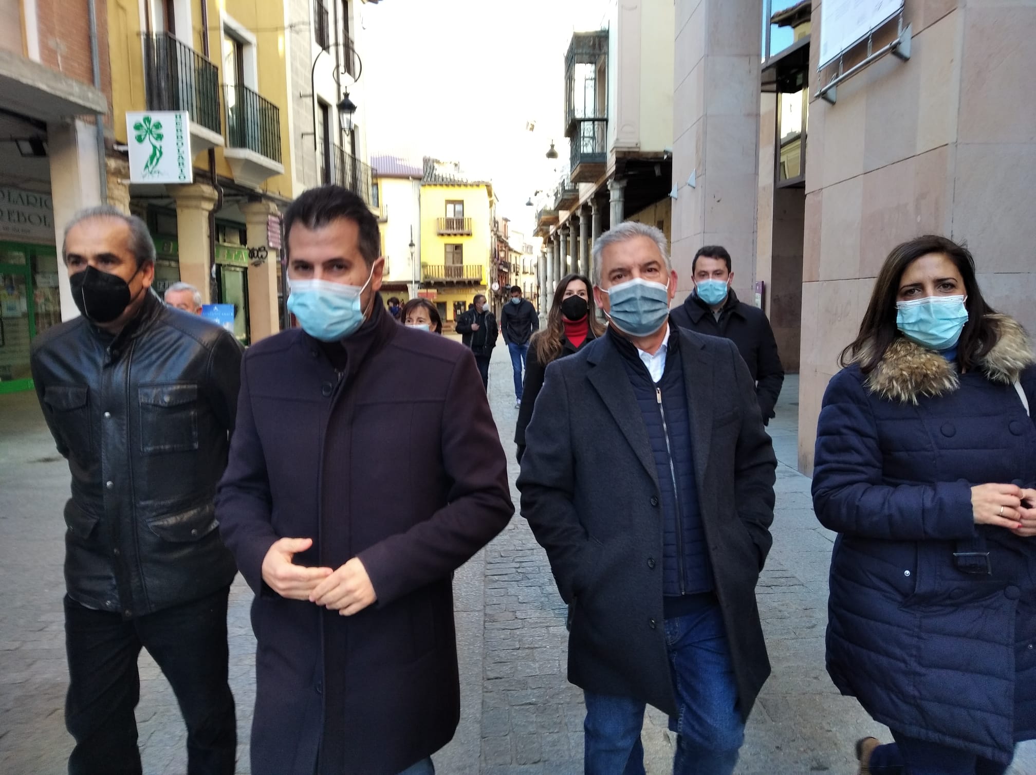 Luis Tudanca a su llegada a Aranda, acompañado de Esther Peña, Ildefonso Sanz y Luis Briones