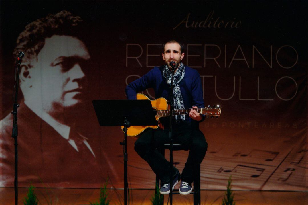 Carlos Sampedro actuando en el Auditorio Municipal de Ponteareas