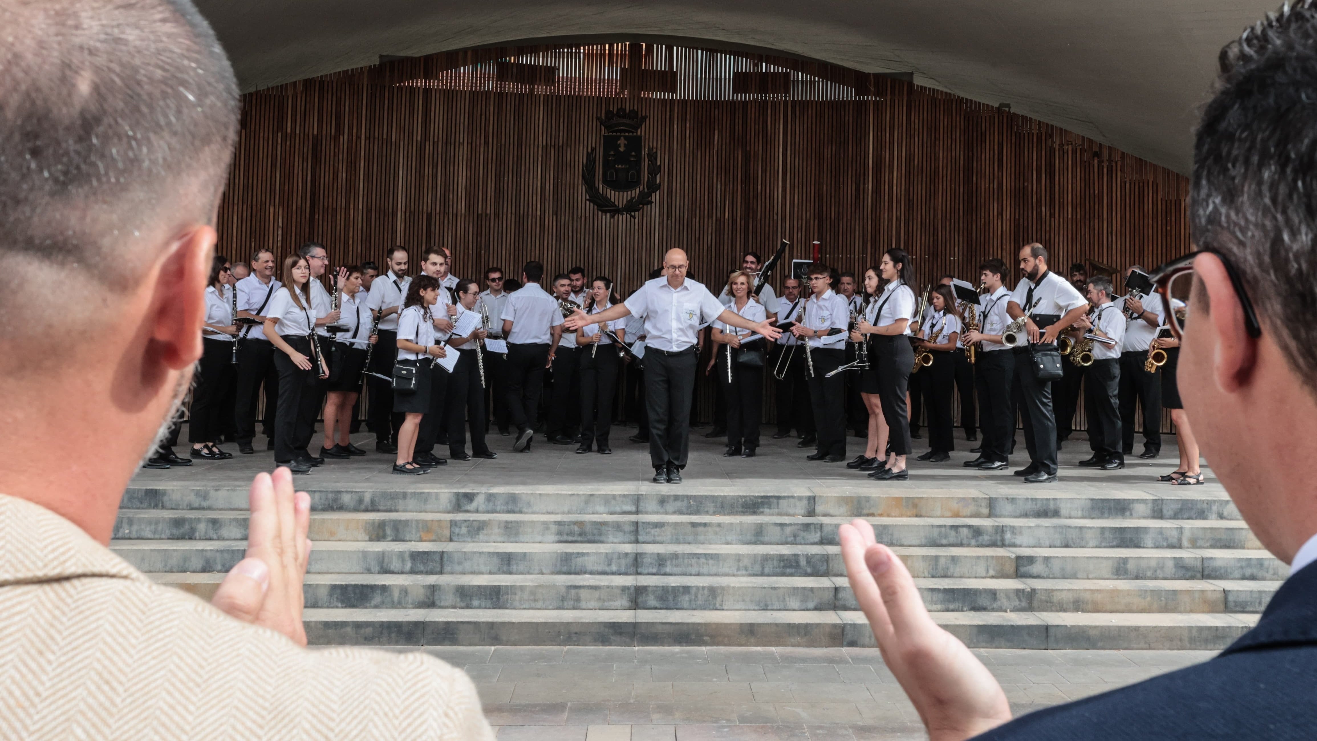 La banda AMCE Santa Cecilia encabezada por Rafael Rico tras interpretar los himnos regionales en el Día de la Comunidad Valenciana.