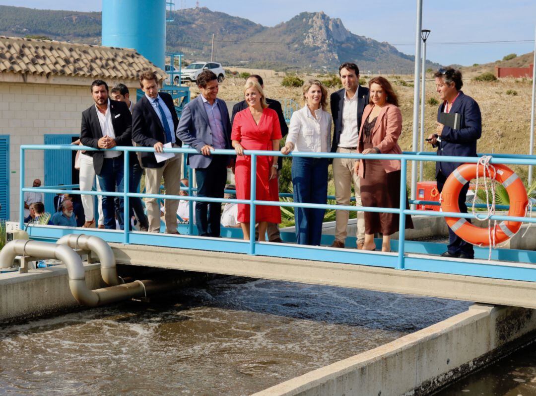 Responsables de la Junta y el ayuntamiento de Tarifa en la entrega oficial de la EDAR de Bolonia 