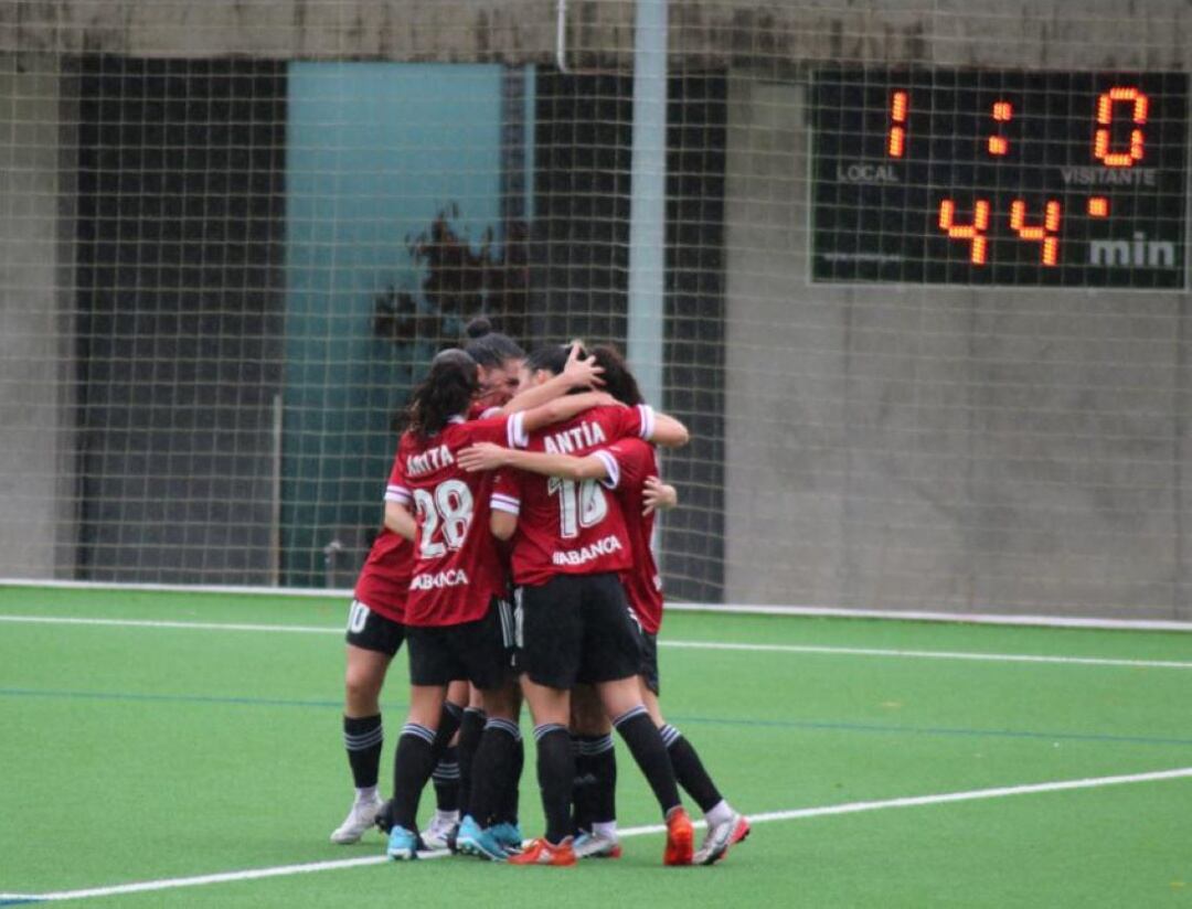 Las jugadoras del Victoria celebran el tanto marcado al Sárdoma