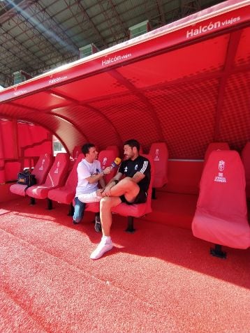 Jorge Molina atendiendo a SER Deportivos Alcoy desde el Nuevo Los Cármenes