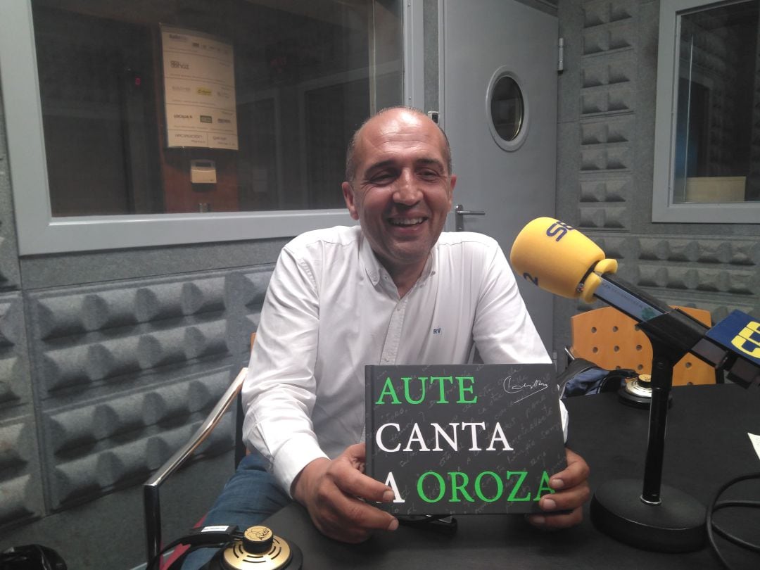 Javier Romero presentó el disco-libro de Aute