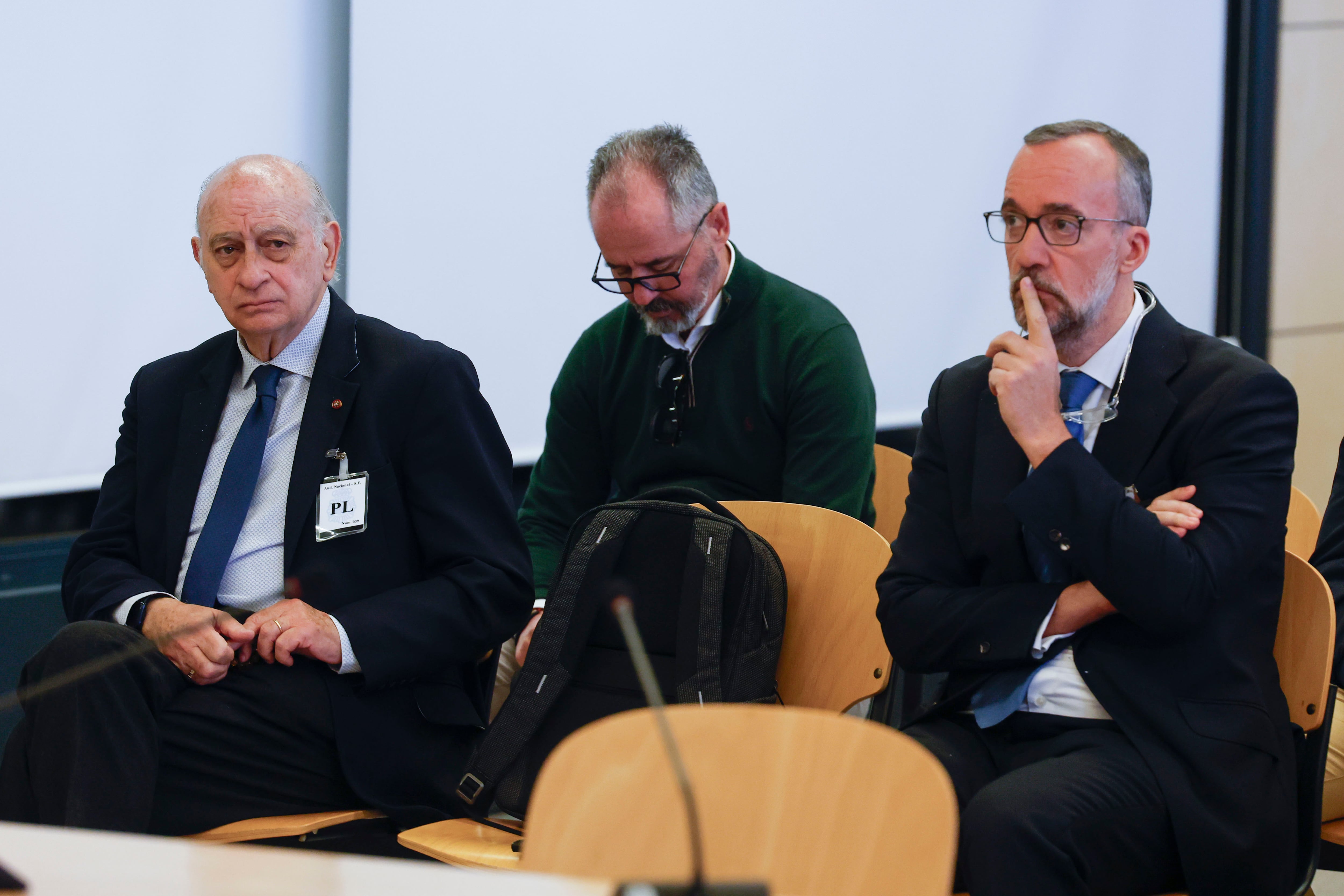 El exministro del Interior con el PP Jorge Fernández Díaz (i) y su número dos, Francisco Martínez (s), ex secretario de Estado de Seguridad, sentados en el banquillo de la Audiencia Nacional en San Fernando de Henares (Madrid)