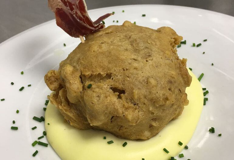 Bomba de pollo en tempura de nueces