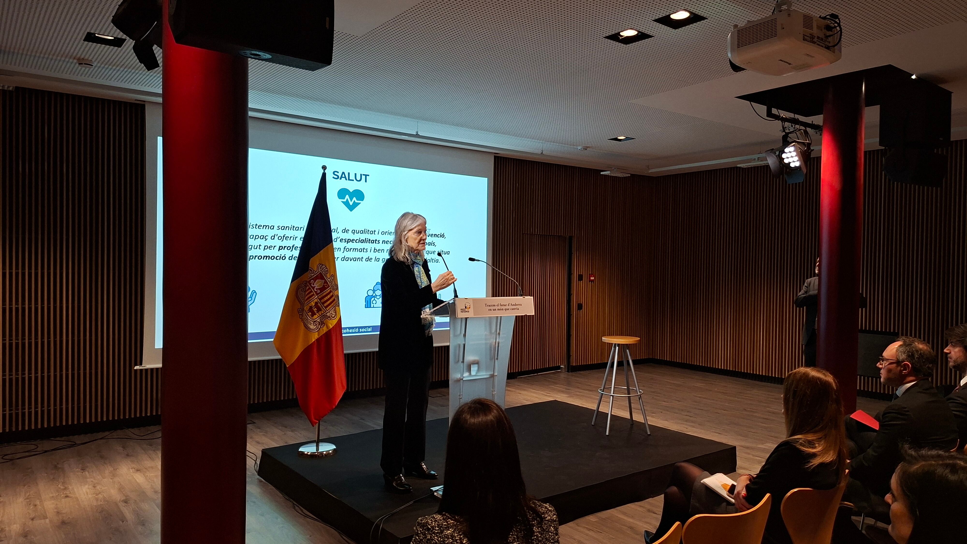 La presidenta del Comitè rector del procés participatiu, Elisenda Vives, explicant les conclusions del procés "Tracem el futur d'Andorra"