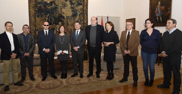 Encuentro de trabajo que la Mesa del Tercer Sector de Castilla-La Mancha ha mantenido con el presidente regional, Emiliano García-Page, en el Palacio de Fuensalida.