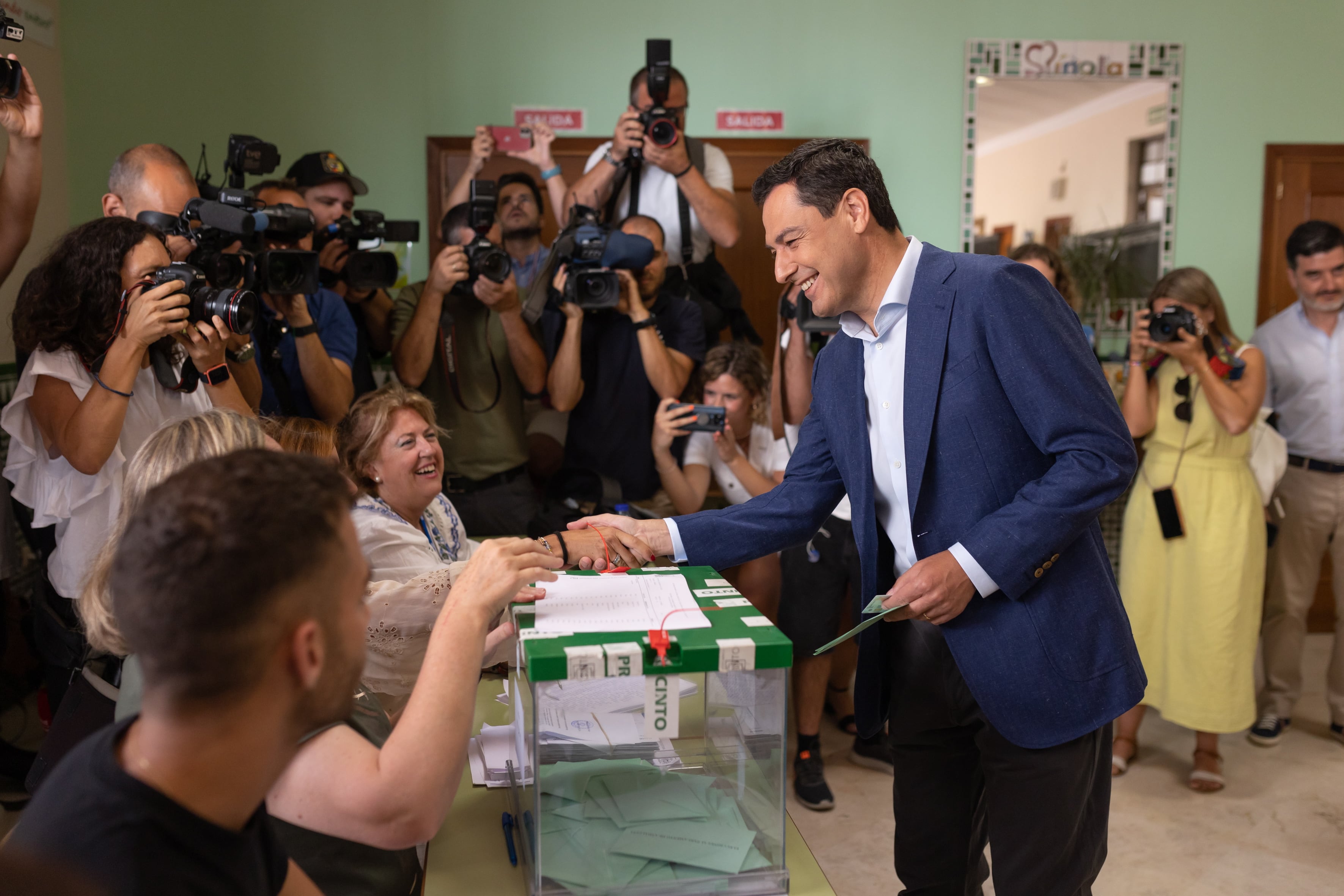 El presidente de la Junta y candidato del PP a la reelección, Juanma Moreno, obtendría la mayoría absoluta según el sondeo a pie de urna. EFE/Carlos Díaz