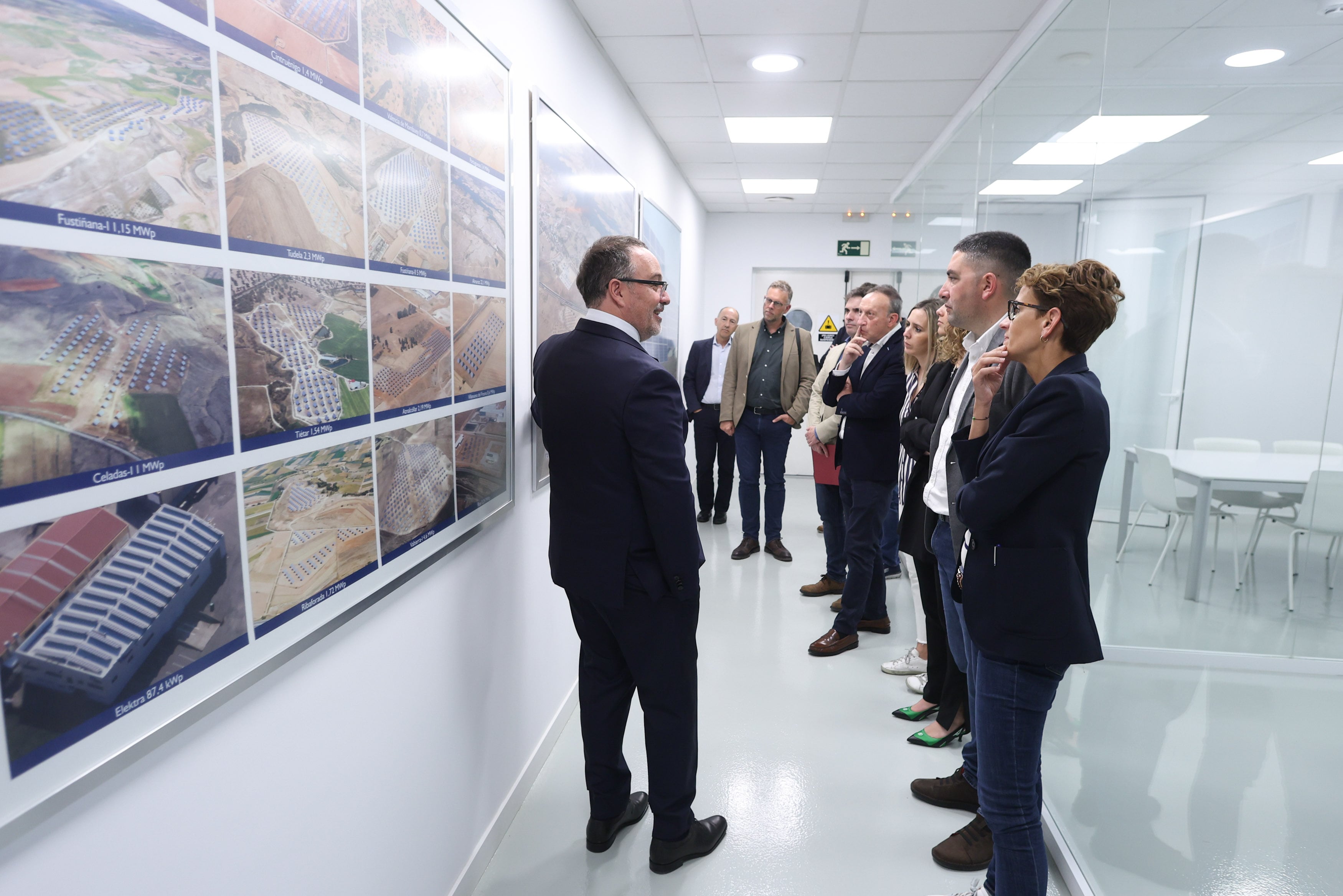 El presidente de Ríos Renovables, Adalberto Ríos junto a personal directivo, muestra las plantas fotovoltaicas que gestiona la empresa