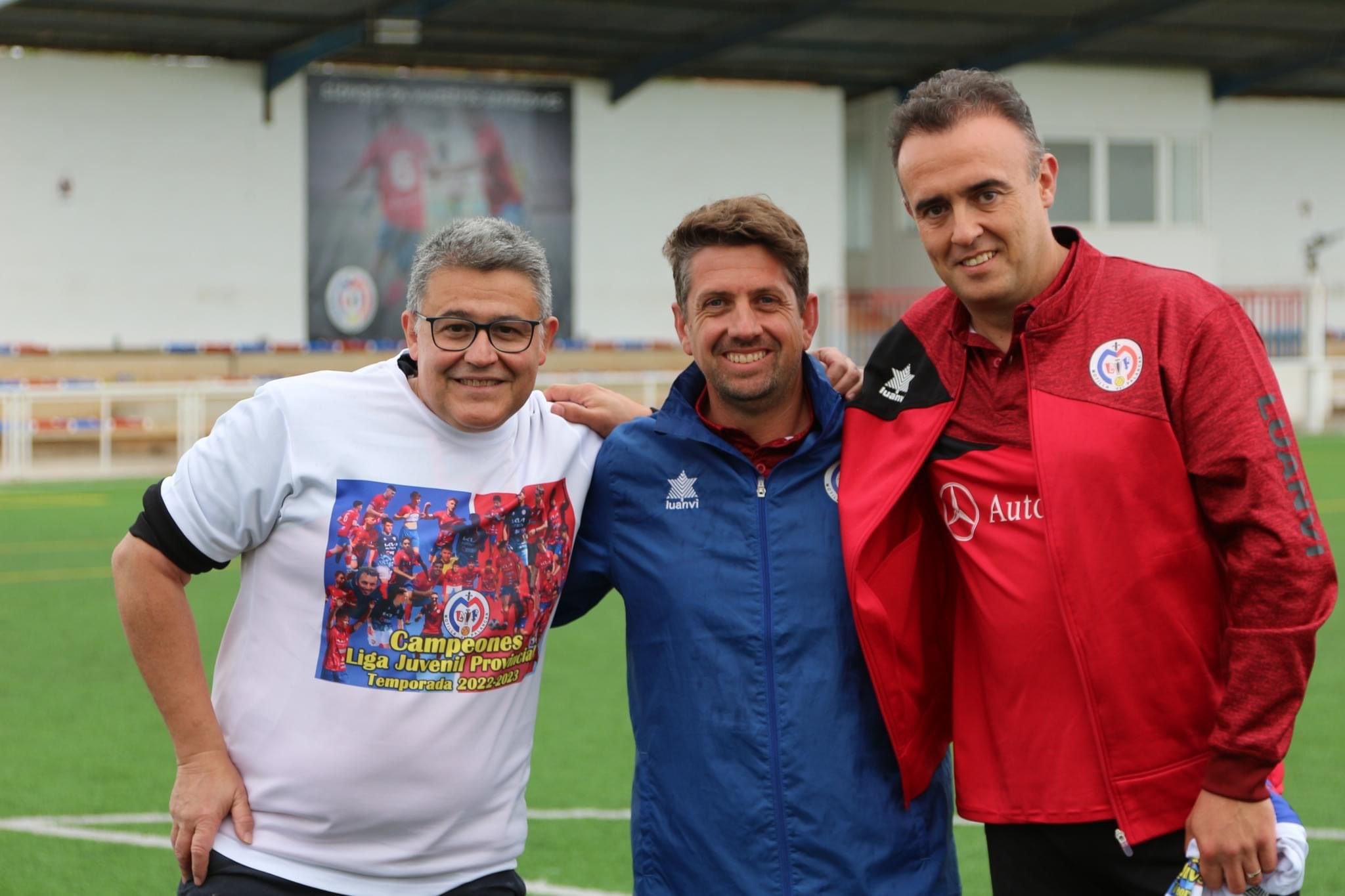 José López (centro) no seguirá entrenando al equipo juvenil