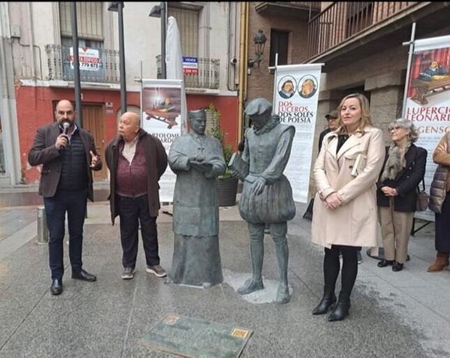Fernando Torres, Tomas Roures y Pilar Abad en la inauguración de las esculturas de los hermanos Argensola. Foto: Facebook Ayuntamiento de Barbastro