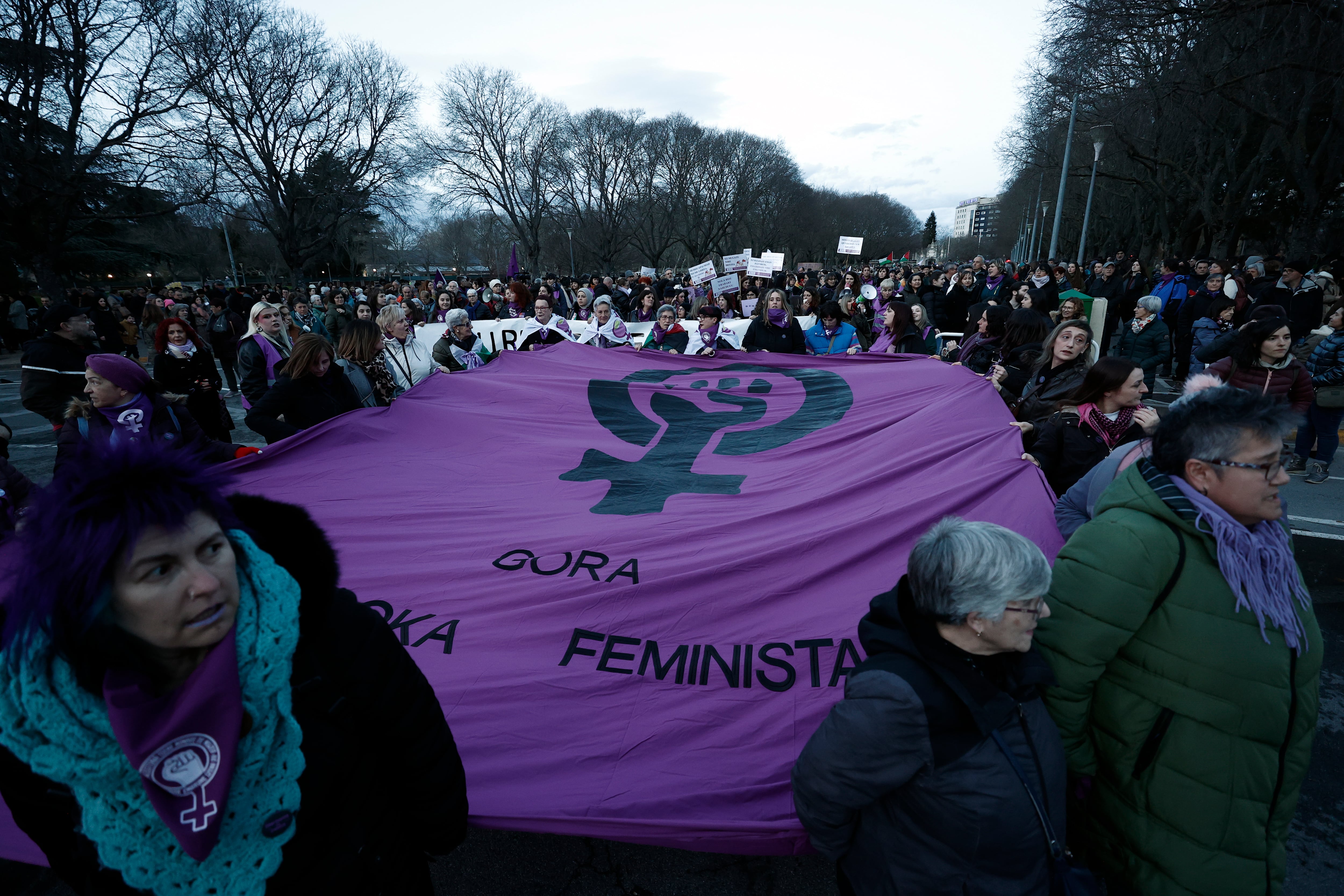 Varios miles de personas se manifiestan por las calles de Pamplona, convocadas por el Movimiento Feminista. EFE/ Jesús Diges