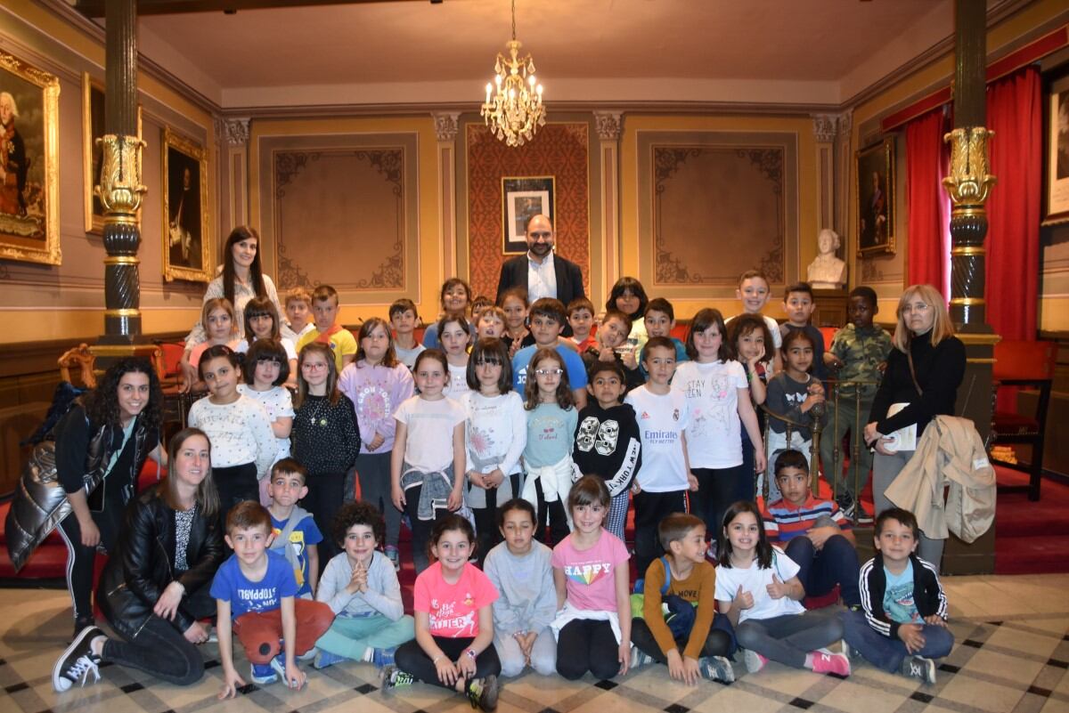 Visita de los alumnos de 2º de Primaria del CEIP La Merced al Ayuntamiento de Barbastro