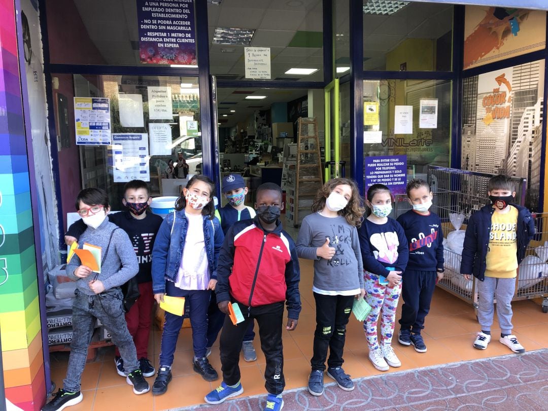 Entrega de cartas al comercio local dentro de la campaña "Queremos un futuro en nuestra ciudad" del CEIP Andalucía de Linares.