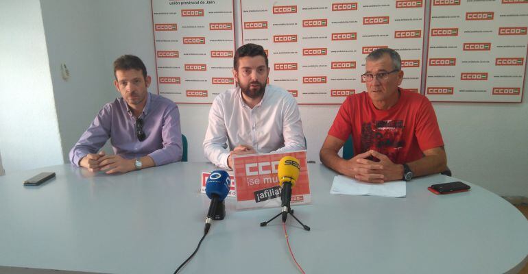 De izquierda a derecha, el secretario de Salud Laboral en Jaén, Miguel Ángel Salazar, el secretario general de CCOO Jaén, Francisco Cantero y el presidente del sindicato de trabajo, Pedro Sánchez. 