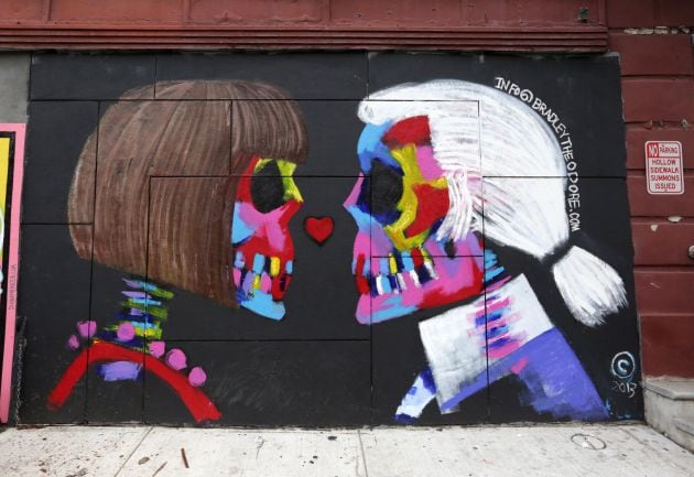 Mural obra del artista Bradley Theodore en el que se retrata a la editora en jefe de la revista &#039;Vogue&#039; Anna Wintour (i) y al diseñador alemán Karl Lagerfeld. Está situado en Grand Street, en el barrio del Soho de Nueva York (Estados Unidos).