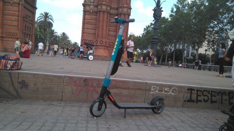 Un patinet compartit de l'empresa Bike Mobility davant l'Arc de Triomf de Barcelona