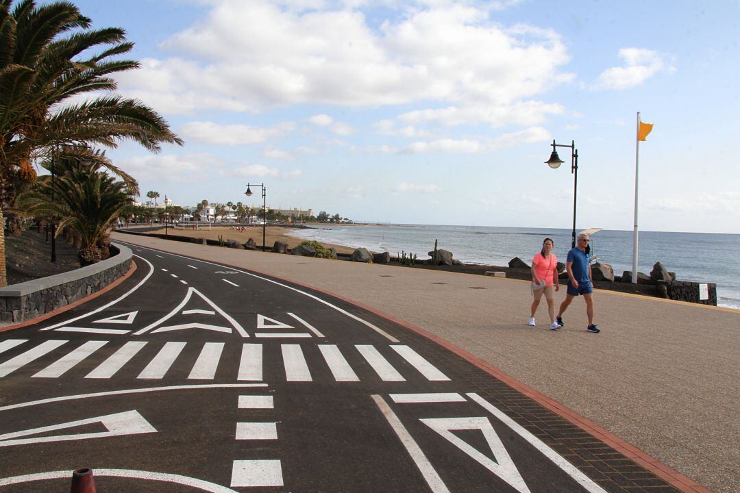 Paseantes en la Avenida de las Playas, en Matagorda.