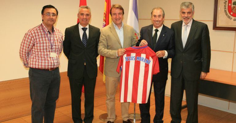 El alcalde, Jesús Moreno en el convenio con la Fundación Atlético de Madrid