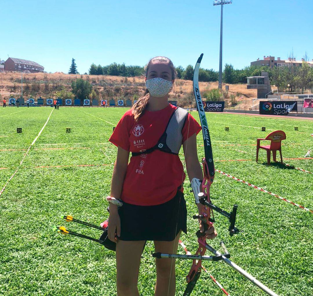 La joven arquera alcoyana Àngels Alcaraz, en el campeonato Gran Premio de España Ciudad de Toledo 
