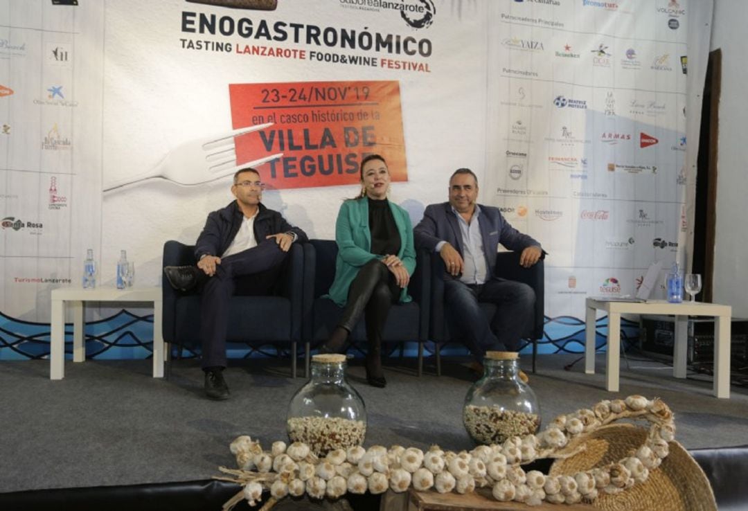 El alcalde de Teguise, Oswaldo Betancort, la presidenta del Cabildo de Lanzarote, María Dolores Corujo, y el consejero de Turismo del cabildo, Ángel Vázquez, en la presentación del X Festival Saborea Lanzarote