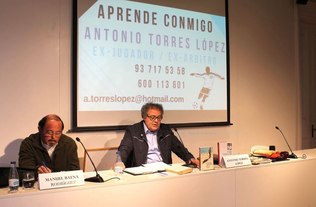 Antonio Torres en una de sus clases de fútbol.