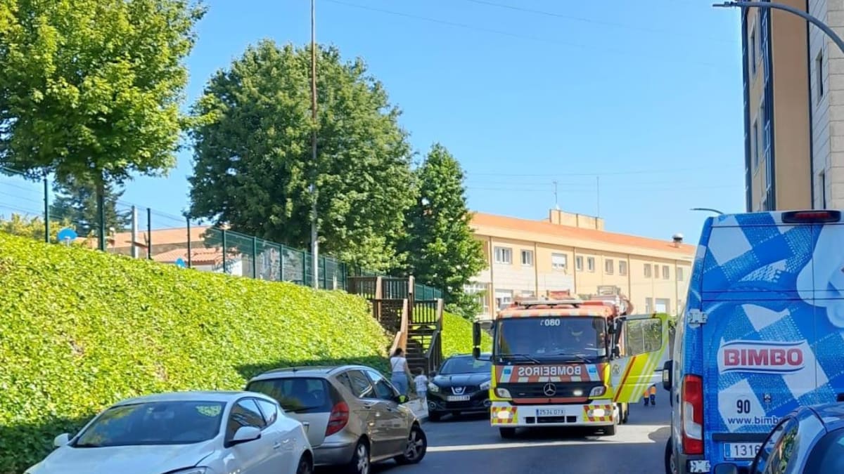 Trasladan al hospital a una mujer tras un incendio en su casa de Piñeiros