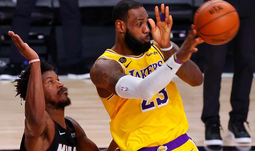 Jimmy Butler y LeBron James, en el cuarto partido de las Finales de la NBA.