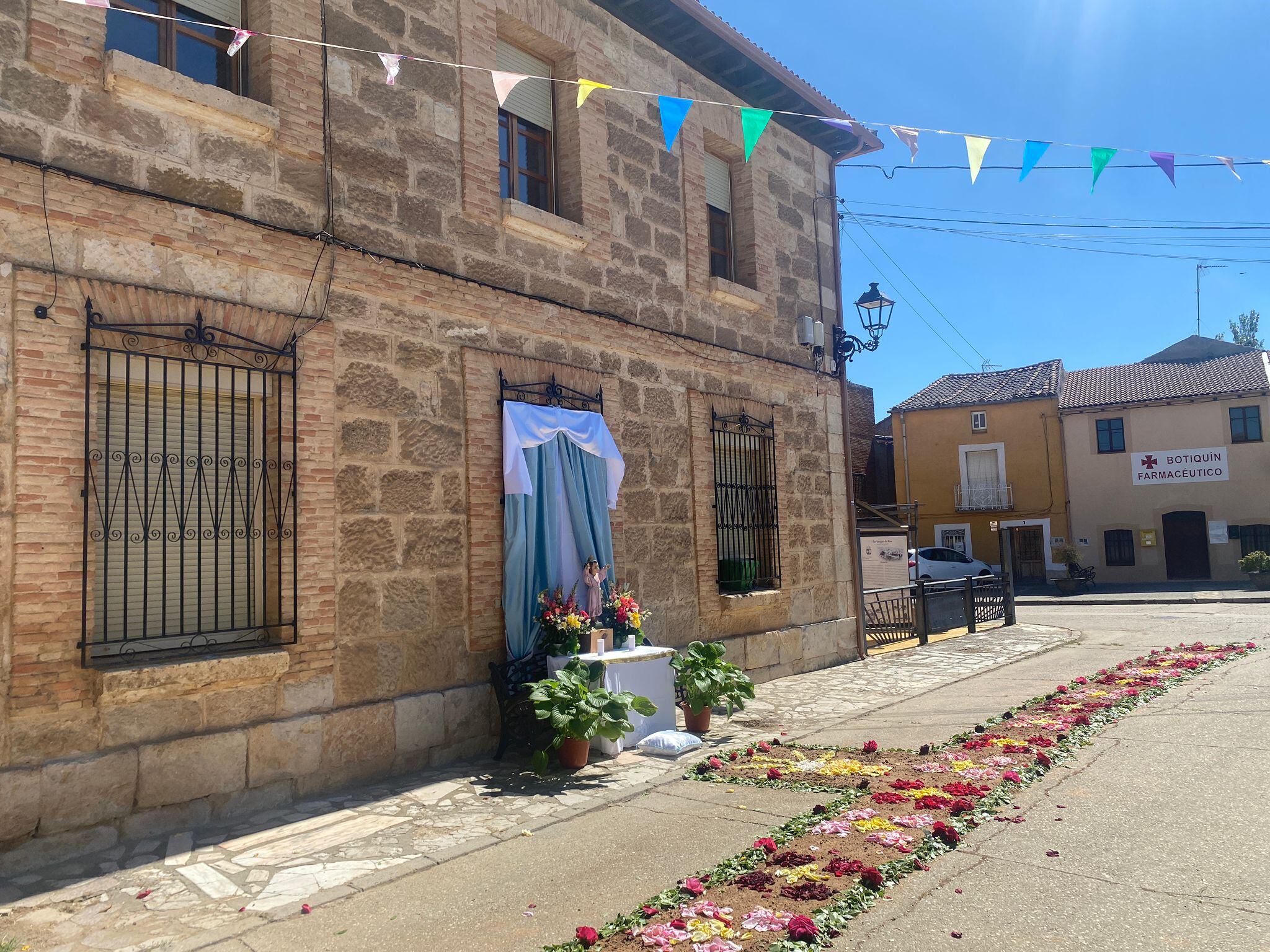 Alfombras, altares y arcos florales en la fiesta del Corpus de Berlangas de Roa