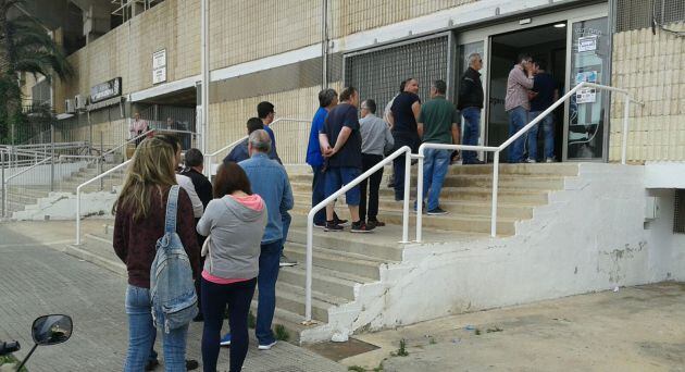 Las colas en la oficina del club a primera hora de la mañana