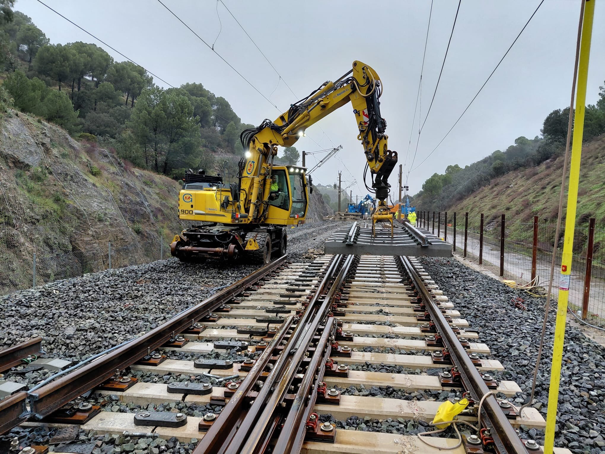 GRAF9000. ADAMUZ (CÓRDOBA), 30/01/2026.- Una veintena de vehículos y cerca de 40 técnicos de Adif trabajan desde primera hora de la mañana de hoy en la reparación de la vía del tren a su paso por el término municipal cordobés de Adamuz tras el siniestro ferroviario del pasado 18 de enero. EFE/Cuenta de X de Oscar Puente -SOLO USO EDITORIAL/SOLO DISPONIBLE PARA ILUSTRAR LA NOTICIA QUE ACOMPAÑA (CRÉDITO OBLIGATORIO)-