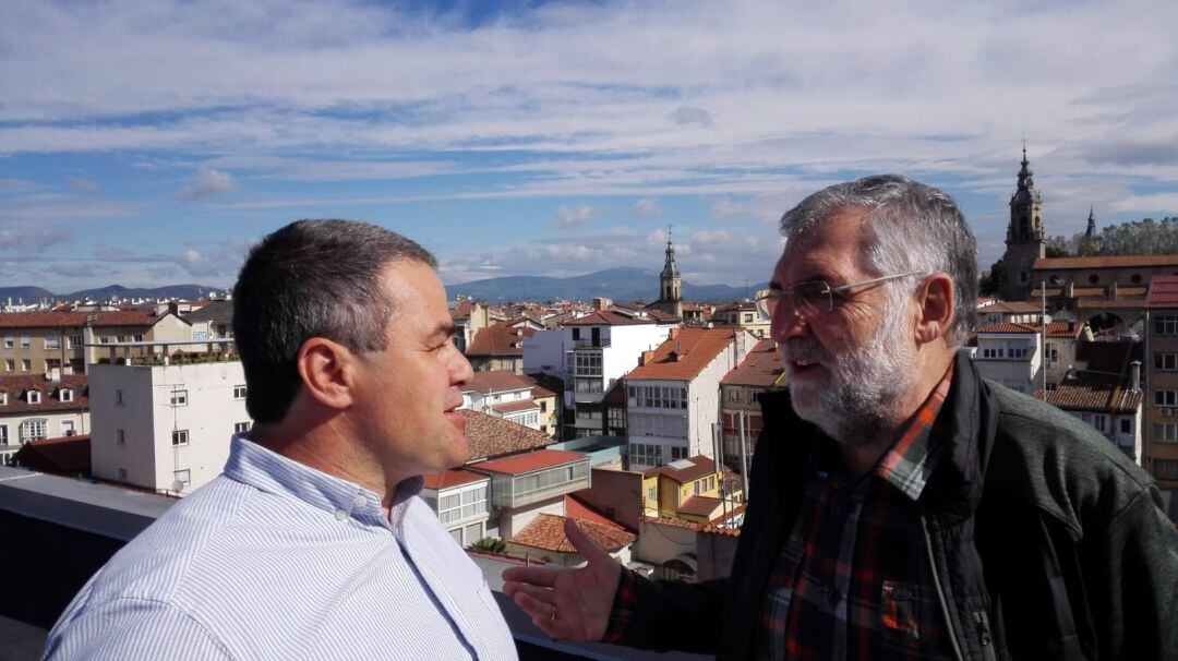 Antxon Belakortu y Peio López de Munain repasan anécdotas de sus 18 años en el Ayuntamiento de Vitoria