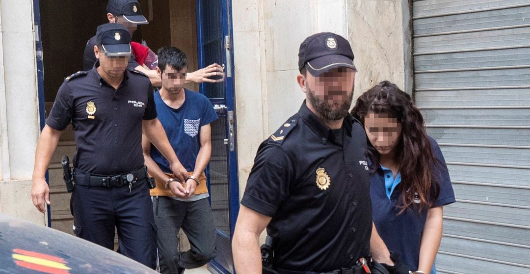 El presunto parricida de Los Garres y su compañera sentimental han pasado a disposición judicial a primera hora de la mañana en furgones separados tras pasar todo el fin de semana y el lunes en los calabozos de la comisaría de Murcia