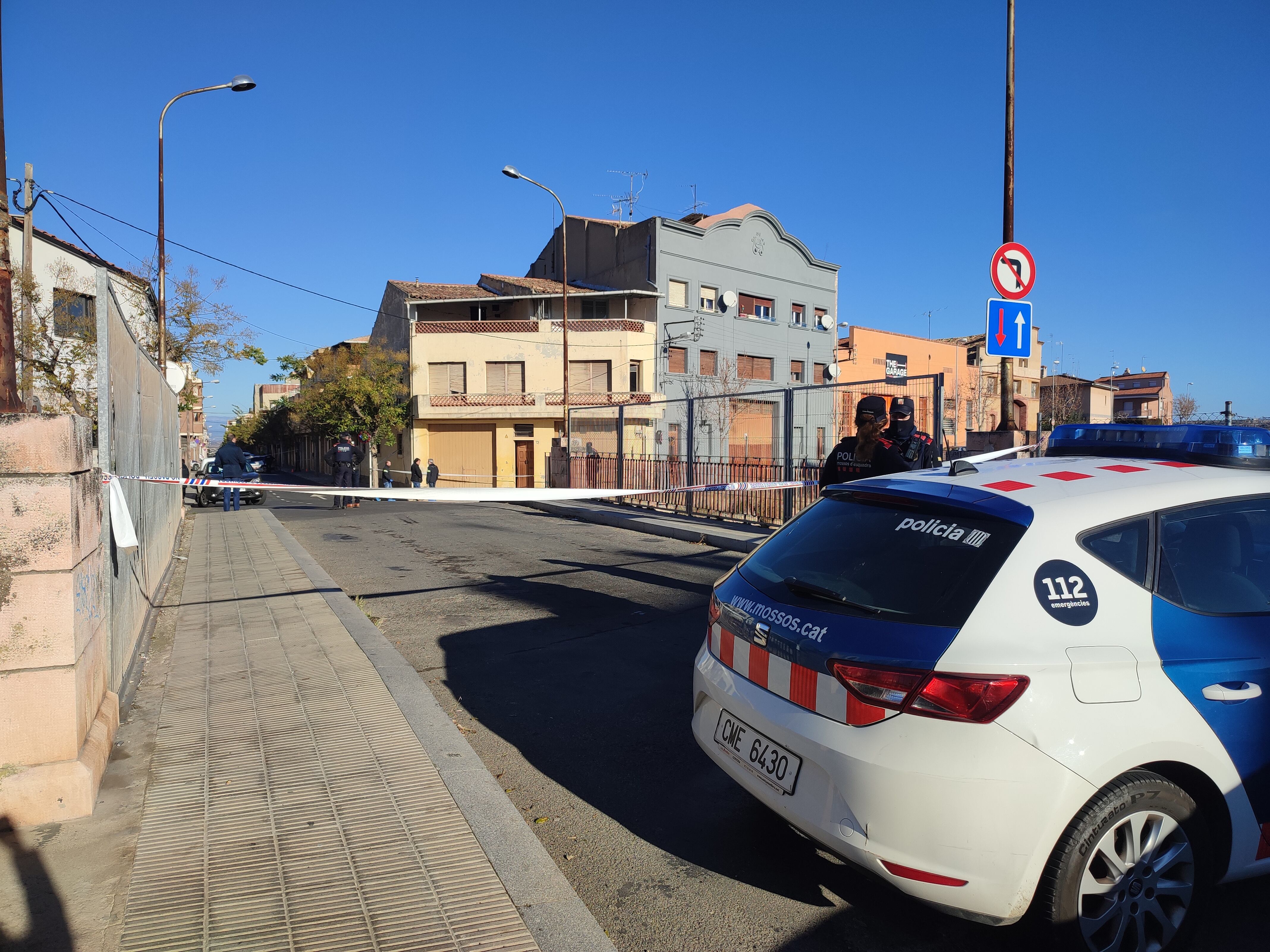 Imatge del desplegament policial el passat 16 de desembre a Tàrrega, quan es van produir els fets. Al fons, la casa assaltada. Foto: ACN.