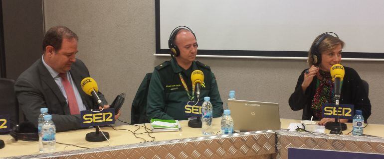 Artur Vidal, fotógrafo de aviones, y Jordi Verger, comandante de la guardia civil, junto a Gemma Nierga.