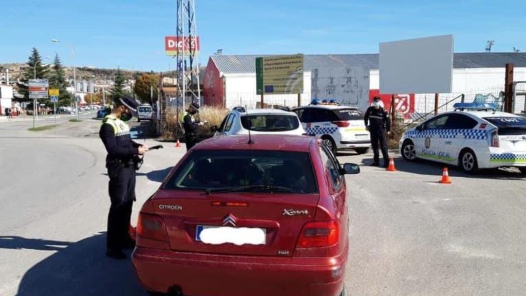 Control de tráfico de la Policía Local en Alcalá la Real.