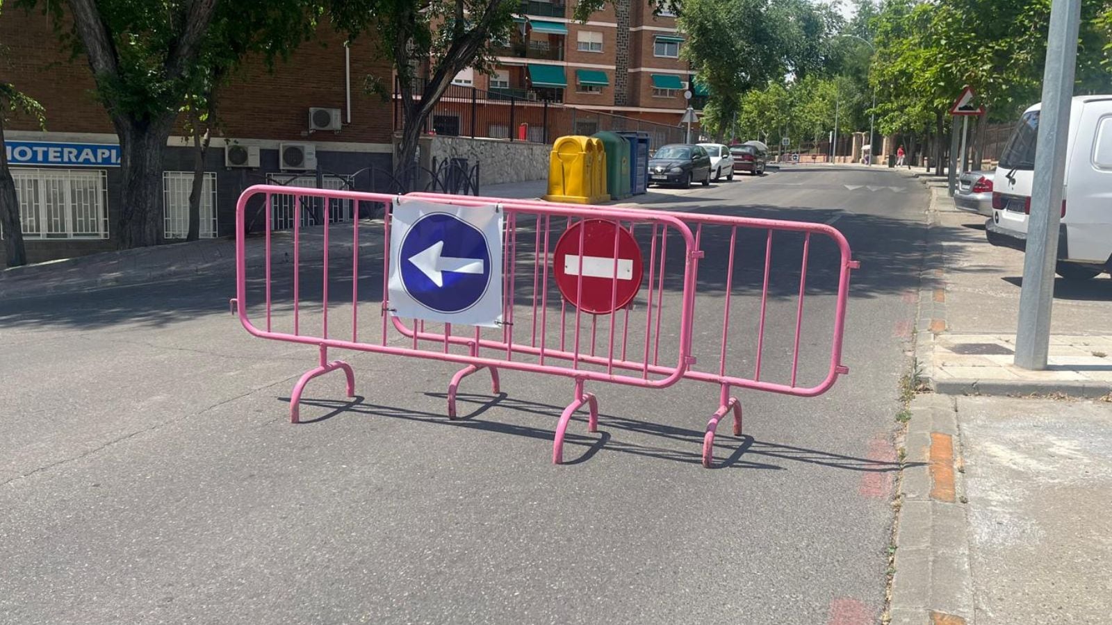 Imagen de archivo de unas vallas cortando una calle de Toledo