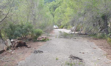 Rocas sobre el camino de acceso al Molló de la Creu