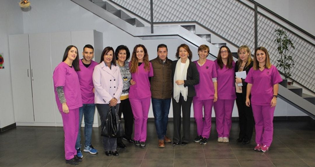 El alcalde de Iniesta junto a las trabajadoras de ADADI y la consejera de Bienestar Social.