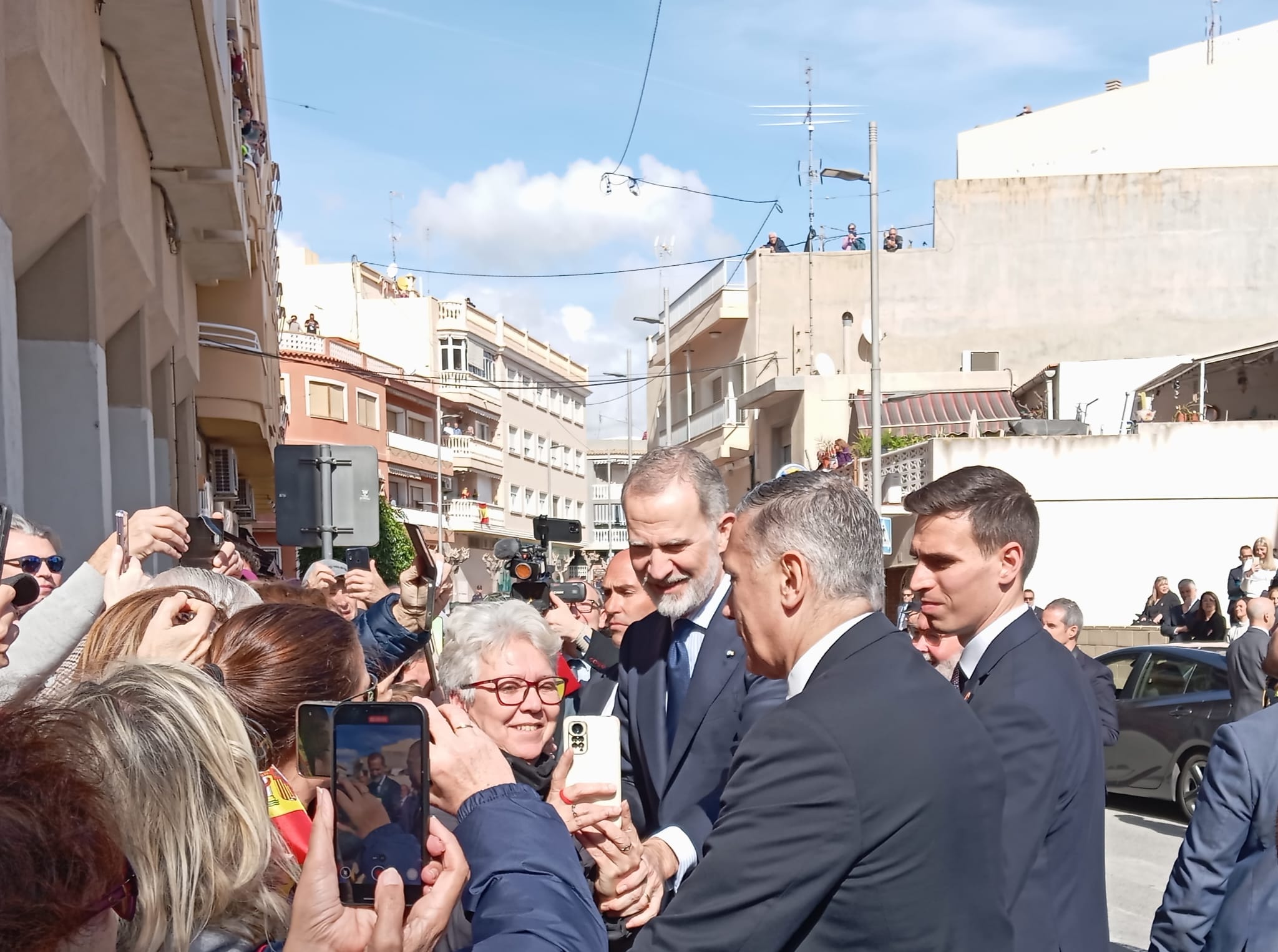 El rey Felipe VI haciéndose fotos con los vecinos y las vecinas de El Campello (Alicante)