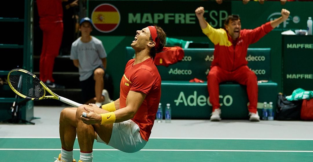 Nadal celebra la victoria de España en la Copa Davis con Sergi Bruguera de fondo