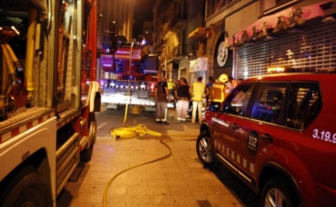Bomberos y policias en el lugar de los hechos