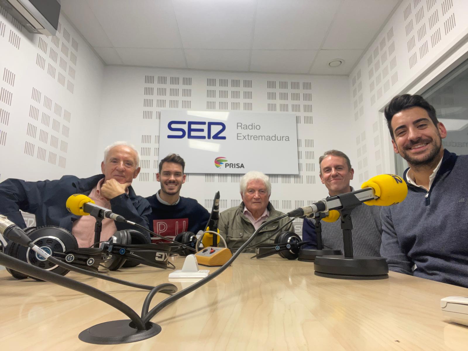 Juan Cuevas, Adrián Zambrano, Antonio Correa y Joaquín Cuadrado, con el responsable de deportes de SER Extremadura, José Luis Vela.