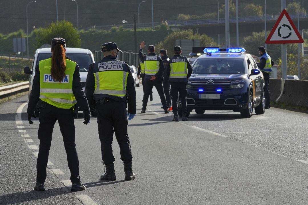 Varios agentes de Policía Nacional durante un control de movilidad 