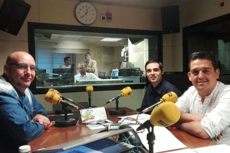 Los senadores de Compromís, Jordi Navarrete y Carles Mulet, y el representante del colectivo de Ciudadanos del Reino de León, Javier Salgado, en los estudios de Radio Zamora 