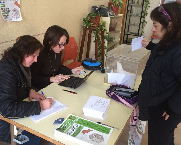 Mesa electoral en el IES Valle de Leiva